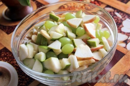 Добавить виноград и фруктовый салат перемешать.