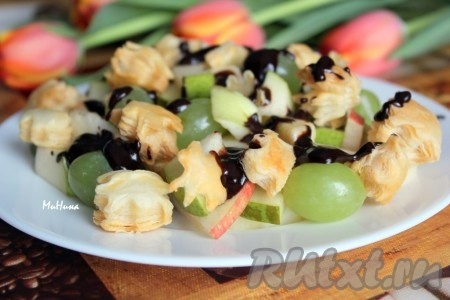 При желании фруктовый салат можно заправить не йогуртом, а шоколадом, а можно одновременно и йогуртом, и шоколадом.
