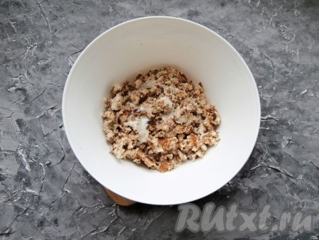 Остывшие лепёшки раскрошить (поломать мелко) руками, добавить сгущённое молоко.
