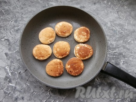 Жарить лепёшки на небольшом огне до румяности с одной стороны, после чего перевернуть и жарить другую сторону, также, до румяности. Тесто очень нежное и лепёшки нужно переворачивать аккуратно.
