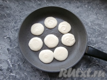 Теперь нужно на сковороду, чуть смазанную растительным маслом, отсадить из кулинарного мешка (или выложить ложкой) небольшие лепёшки.
