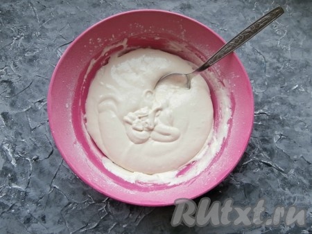 Влить 2 столовые ложки растительного масла, перемешать ложкой (или лопаткой), замешивая тесто, которое по консистенции будет похоже на в меру густую сметану.
