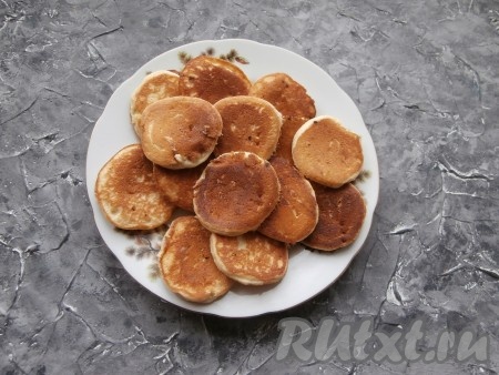 Готовые лепёшки сложить на тарелку и остудить. А из оставшегося теста постепенно пожарить на сковороде все лепёшки.
