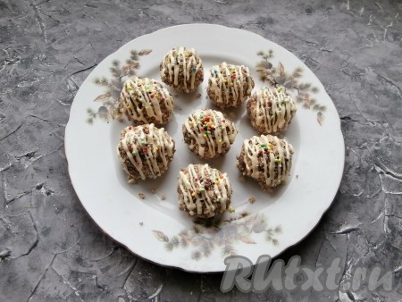 Осталось пирожные только украсить. Я украсила растопленным белым шоколадом и цветной посыпкой. После этого пирожные поместить в холодильник на 20-30 минут.
