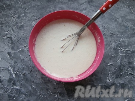 Оставить тесто при комнатной температуре на 1 час, оно немножко подойдёт.
