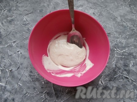 Нужное количество пшеничной закваски поместить в миску.