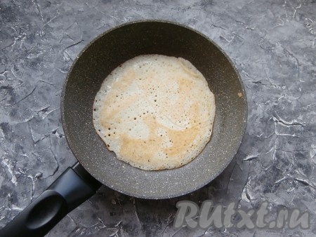 Блин перевернуть и жарить другую сторону такое же время, а затем переложить на тарелку. Так как мы добавили в блинное тесто масло, то можно смазывать сковородку маслом только перед выпечкой первого блина. Пожарить аналогично блинчики из оставшегося теста.