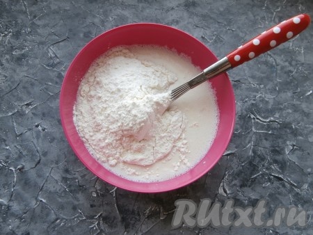 Всыпать муку.
