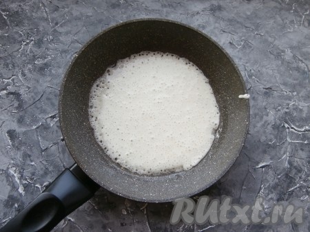 Сковороду разогреть, смазать тонким слоем растительного масла. Наливать в сковороду часть теста, распределяя его по всему дну. Тесто сразу покроется множеством дырочек.
