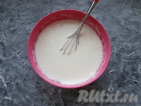 Влить 2 столовые ложки растительного масла, замесить венчиком блинное тесто. Оно будет не слишком жидким, пузырчатым.
