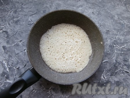 Жарить блин на среднем огне до румяности (около 3-4 минут). Верх теста должен подсохнуть. 