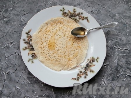 Готовые блины я смазывала мёдом и сворачивала трубочками.
