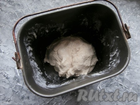 Ведёрко поместить в хлебопечку и включить программу "Замес теста" на 15 минут (в некоторых хлебопечках на программе "Замес теста" нельзя изменять время, тогда просто запустите программу, а выключите хлебопечку вручную). И теперь нужно следить за замесом теста. Оно должно получиться комком, который будет отставать от стенок ведёрка. Из-за разного качества муки у вас тесто может получиться жидковатым, поэтому, пока оно замешивается, добавляйте ещё понемногу пшеничной муки, пока тесто не соберётся в комок.
