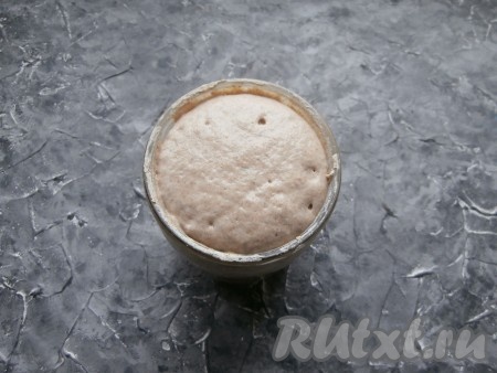 Я использовала активную ржаную закваску, которая была подкормлена и которая увеличилась в объёме раза в 3, стала вся пузырчатая.