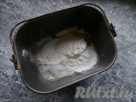 Добавить соль, сахар, сухое молоко и влить растительное масло. В постном варианте сухое молоко можно заменить на кукурузный крахмал.
