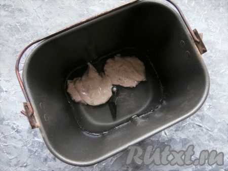 В ведёрко хлебопечки с лопастью для замеса налить воду комнатной температуры, добавить ржаную закваску (она будет плавать на поверхности воды - это означает, что закваска готова к выпечке).