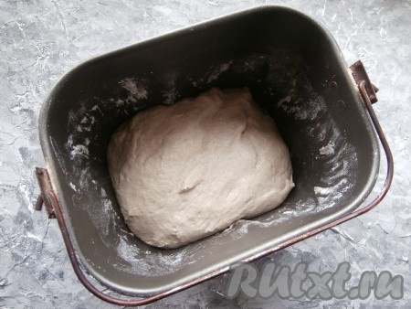 Хлебопечку выключить, закрыть крышку и оставить тесто на 2 часа подходить (или достать ведёрко с тестом, прикрыть плёнкой и поместить в тёплое место на кухне на это же время). За это время оно увеличится и расплывётся.
