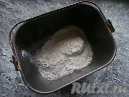 Закваску расколотить вилкой в воде, всыпать ржаную и пшеничную муку.

