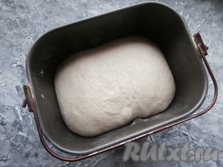Снова оставить тесто в тёплом месте для подъёма на 2-4 часа (время подъёма зависит от температуры в помещении). У меня тесто хорошо поднялось за 3 часа.
