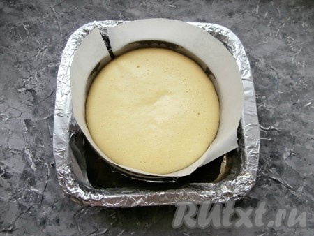 Эту конструкцию отправить в уже разогретую до 160 градусов духовку на 1 час 30 минут. Готовую творожную пасху можно проверить деревянной шпажкой по краям, в серединке она будет немного "трястись" - это нормально. Духовку выключить и оставить в ней всю конструкцию с приоткрытой дверцей до остывания.