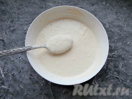В итоге получится воздушная, жидковатая, легко стекающая с ложки творожная смесь.
