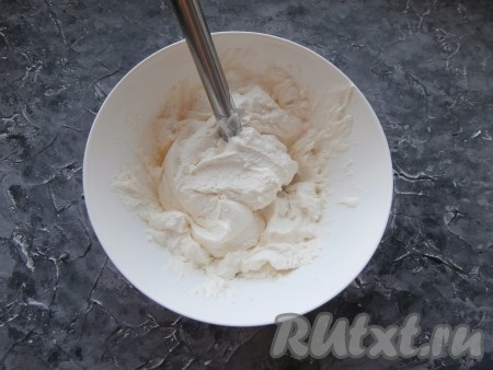 Погружным блендером измельчить творожную массу до однородного состояния.
