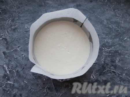 Вылить в форму подготовленную творожную смесь для приготовления пасхи.
