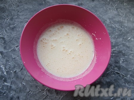 Взбить яйца с сахаром миксером до пышной, светлой массы и растворения кристалликов сахара (взбивать 5-8 минут).
