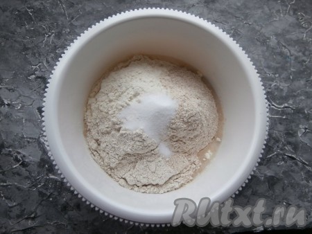 Хорошенько перемешать, всыпать пшеничную, ржаную и цельнозерновую муку.

