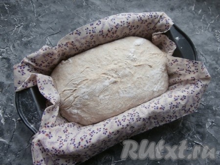 Тесто переложить защипом вверх в специальную расстоечную корзину или в форму для хлеба, застеленную любой хлопчатобумажной тканью и немного посыпанную мукой. Сверху тесто также присыпать чуть мукой. Прикрыть форму плёнкой и отправить тесто в холодильник на нижнюю полку на 8-9 часов.
