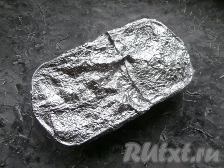 Хлеб можно выпекать сразу же, но я ещё оставляю его при комнатной температуре на час. Духовку разогреть до 240-250 градусов. Форму с тестом накрыть фольгой.
