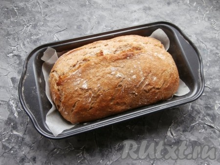 Поместить форму в разогретую духовку и выпекать с фольгой 20-25 минут. Затем фольгу убрать, температуру снизить до 210-220 градусов и печь пшеничный цельнозерновой хлеб дальше ещё 20-25 минут. Хлебушек должен очень хорошо зарумяниться.