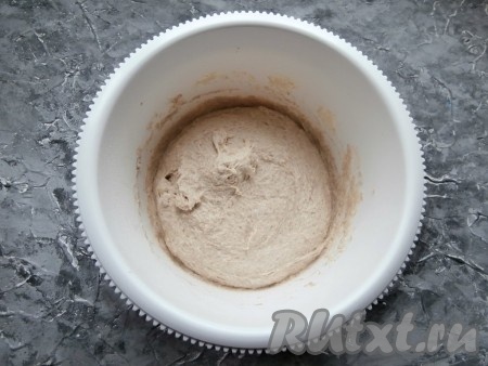 Тесто нужно вымешивать миксером с насадками "крюки" в течение 10 минут, после этого оставить его в покое минут на 20, всыпать соль и снова вымешивать ещё 10 минут. Тесто получается плотным и липким. Можно попробовать замесить тесто вручную, но сделать это будет нелегко, замешивать жидкое тесто сложно.
