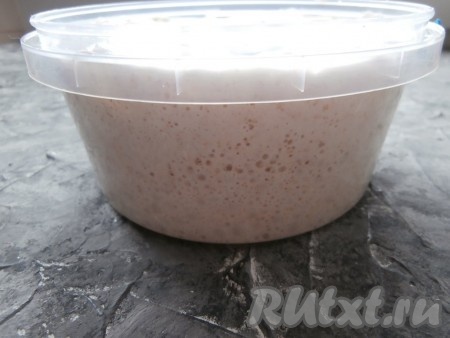 Закваска должна быть сильная (моей - 1 месяц) и на пике, то есть после подкормки закваска должна запузыриться и увеличиться в 2-3 раза.