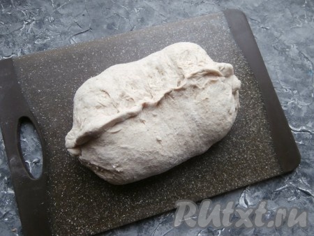Накрыть чашу с тестом плёнкой и оставить его в тёплом месте на 6-7 часов. В течение этого времени 4 раза тесто нужно вытягивать влажной рукой и складывать к середине (обминать). После этого тесто выложить на стол, посыпанный мукой, растянуть в пласт и сложить конвертом, защипывая края вверху.
