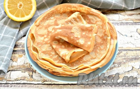 Испеките эти тонкие, нежные и вкусные блины на квасе и они, наверняка, вам понравятся! Подать их можно со сметаной, вареньем, мёдом или просто полить растопленным сливочным маслом.
