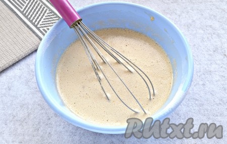 Тесто для блинчиков, замешанных на квасе, должно получиться жидким и однородным.
