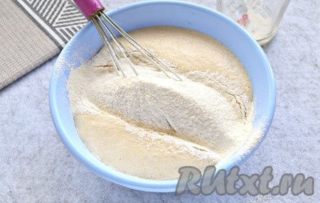 Далее в получившуюся смесь просеять муку, тщательно перемешать блинное тесто венчиком.
