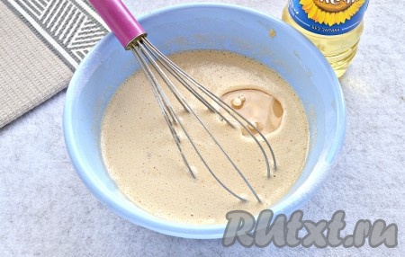 Влить в тесто растительное масло и ещё раз перемешать. Дать тесту постоять минут 10, чтобы ингредиенты хорошо соединились между собой.
