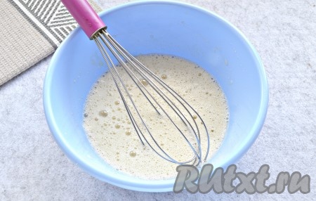 Квас должен быть комнатной температуры. Итак, в миску разбить яйцо, всыпать сахар и щепотку соли, взбить смесь венчиком в течение минуты.
