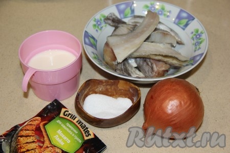 Подготовить продукты. Рыбку предварительно разморозить (у меня была треска). Специи можно взять любые, я использовала готовый набор специй для мяса.