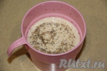 В молоко всыпать специи и соль, перемешать.
