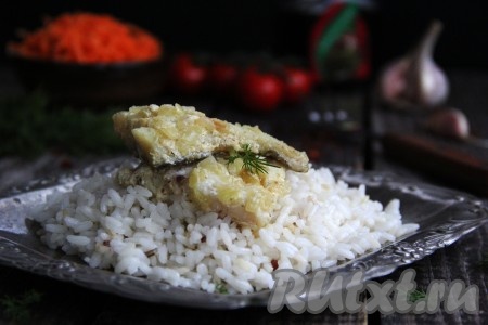 Я подала рыбу, тушёную в молоке, вместе с отварным рисом, а образовавшимся молочным соусом полила гарнир. Благодаря молоку, рыбка получилась нежной и сочной, а мультиварка значительно упростила процесс готовки.
