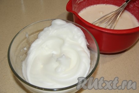 Белки взбить с солью миксером до стойких пиков.&nbsp;
