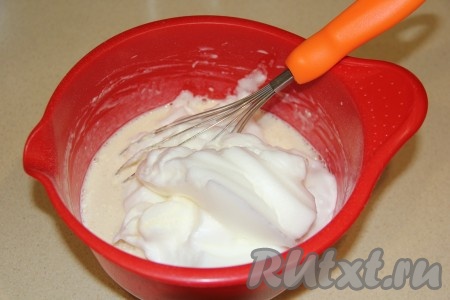 Взбитые белки выложить в тесто.
