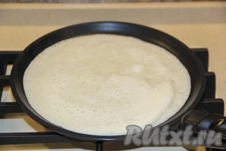 Сковороду хорошо разогреть. Смазать немного сковороду маслом (я смазывала сковороду с помощью кисти). Влить часть теста и распределить по всей поверхности дна сковороды.
