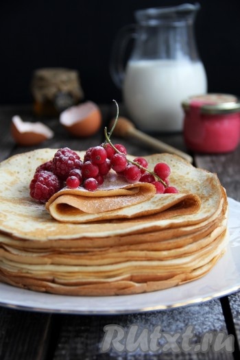 Бисквитные блины получаются не тонкими, но очень нежными, воздушными, с бархатистой текстурой.
