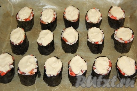 Выложить спайси соус поверх начинки роллов. У меня получилось 16 штук.
