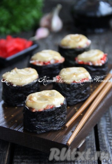 Подать вкусные и нежные запечённые спайси роллы к столу, дополнив соевым соусом и маринованным имбирём.