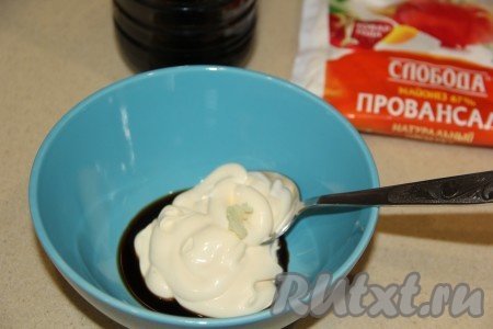 Для приготовления спайси соуса соединить майонез, соевый соус и чеснок, пропущенный через пресс, тщательно перемешать.
